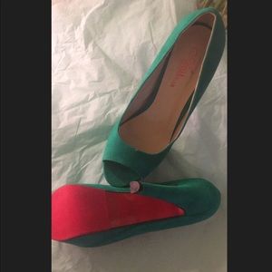 Peep-toe high heeled pumps!